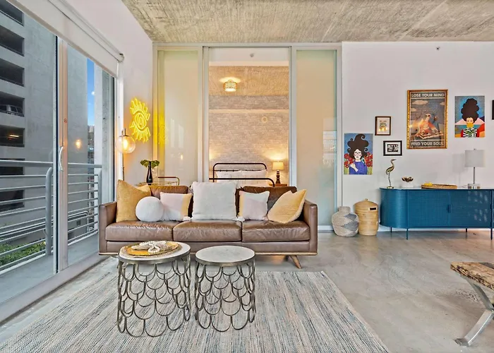 City Loft - Downtown Bayfront Pool Gym & Parking